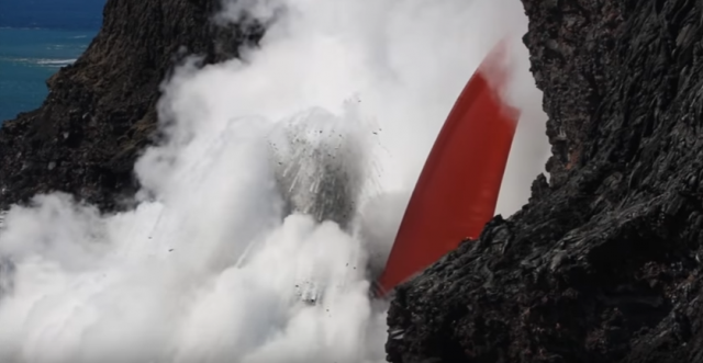 Strah ili oduševljenje: Vodopad od lave uzburkao Tihi okean